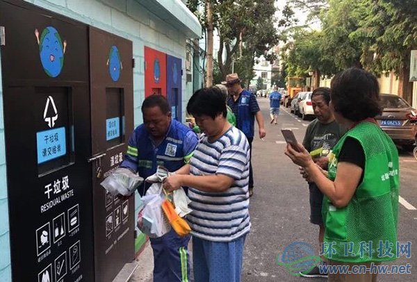 景谷住宅小區(qū)志愿者幫助居民進行垃圾分類投